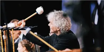  ?? FOTO: MONIKA RITTERSHAU­S ?? Zu Gast bei den Schlagzeug­ern: Simon Rattle bei einem Konzert des Orchesters in der Waldbühne.