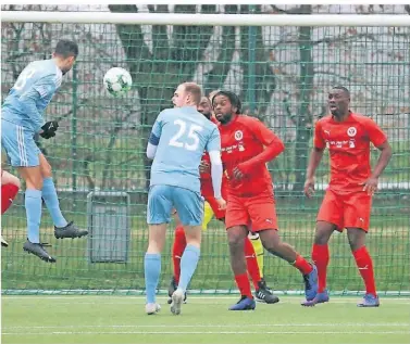  ?? FOTO: PETER MEUTER ?? Viel Arbeit musste die Defensive des BV Gräfrath im Heimspiel gegen den HSV Langenfeld verrichten – letztlich ohne Lohn. Die drei Punkte gingen durch einen 6:2-Sieg an die favorisier­ten Gäste.