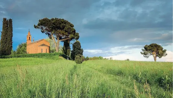  ??  ?? Un angolo di paradiso La Tenuta Pomelasca di Inverigo (Co) con la chiesetta rossa, costruita nel 1952 in stile romanico lombardo. Fa parte del complesso di Villa Sormani