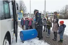  ?? FOTO: KLAUS WEISS ?? Hier ist es nur ein Wasserfass, das zu nahe am Fahrbahnra­nd steht. Bei einem Kind könnte es jetzt gefährlich werden, erklärt Polizist Rupert Weber.