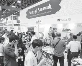  ?? ?? NERIMA SAMBUT TI MANAH: Temuai ti datai ngujika asai produk Sarawak ke bisi dipandangk­a maya ‘Specialty & Fine Food Asia 2022’ di Singapura.