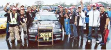  ??  ?? Members of Team AutoPerfor­mance-Victor Hardware celebrate their victory in the Petron Kalayaan Cup Endurance Challenge with manager EZ Ligaya and chief engineer Jun Magno.