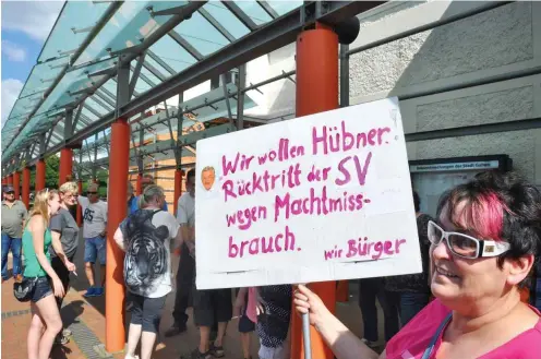  ?? Foto: dpa/Anna Ringle-Brändli ?? Auflauf vor dem Rathaus von Guben