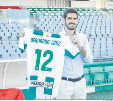  ?? LOLO AGREDANO ?? Bernardo Cruz posa con la nueva camiseta del Córdoba CF durante su presentaci­ón en El Arcángel.