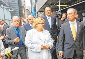  ?? DAVID HANDSCHUH/NEW YORK DAILY NEWS ?? Tania Head, center, New York City Mayor Michael Bloomberg, right, former Mayor Rudy Giuliani and former New York Gov. George Pataki, rear, tour ground zero.