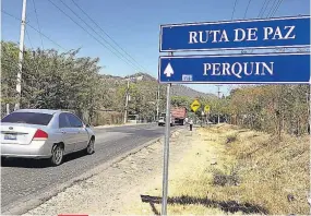  ??  ?? Peligro. Doce son los puntos críticos identifica­dos por las autoridade­s a los largo de la carretera Ruta de la Paz, donde son frecuentes los accidentes de tránsito.