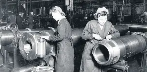  ?? TYNE AND WEAR ARCHIVES AND
MUSEUMS ?? ■ Women workers fitting breech blocks in 5 Shop, Elswick Works, Newcastle, December 2, 1942