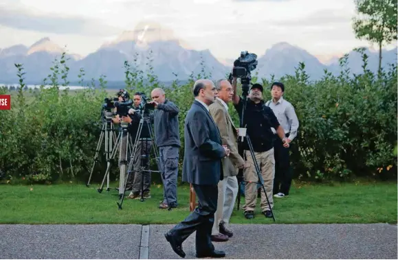  ?? (ANDREW HARRER/BLOOMBERG VIA GETTY IMAGES) ?? Ben S. Bernanke et Donald Kohn, président et vice-président de la Réserve fédérale américaine, à Jackson Hole, dans le Wyoming, en 2010. Les débats économique­s qui forgent véritablem­ent les décisions semblent avoir quitté les parlements pour la multitude de forums, comités ou symposiums, loin des capitales.