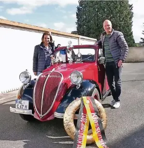  ?? FOTO: ROLF HOPPE ?? Mit dem Simca 5 ihres Chefs siegte Manuela Schoob bei der Kul-Tour. Tatkräftig unterstütz­t wurde sie dabei von Ehemann Lars.