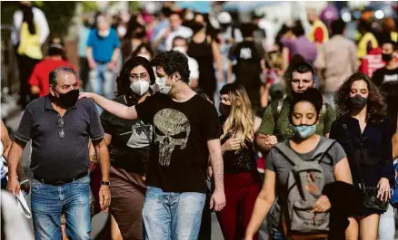  ?? Eduardo Knapp - 24.ago.21/Folhapress ?? Pedestres usam máscaras na avenida Paulista, na região central de São Paulo