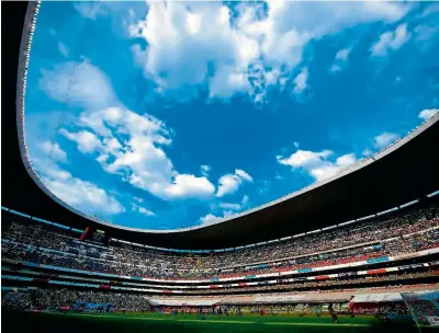  ??  ?? POSTAL. El Estadio Azteca lució lleno para una edición más del Clásico Nacional.