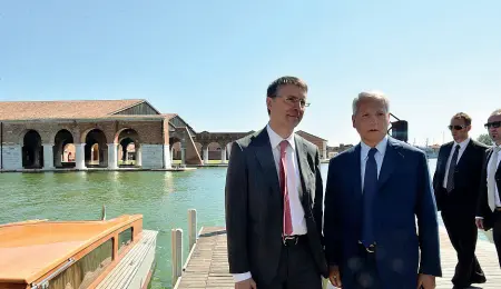  ??  ?? A Venezia Il presidente dell’Autorità Anticorruz­ione, Raffaele Cantone, con l’ex presidente del Consorzio Venezia Nuova Mauro Fabris