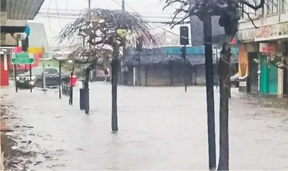  ??  ?? El centro de Los Ángeles resultó anegado por el desborde de un cauce.