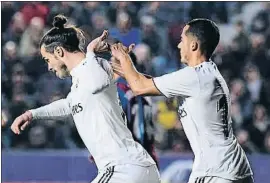  ?? JOSE JORDAN / AFP ?? Bale aparta a Lucas Vázquez cuando el gallego fue a abrazarle