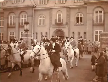  ??  ?? The Albrighton Woodland Hunt at the Stewponey Inn, Stourton, in the 1950s