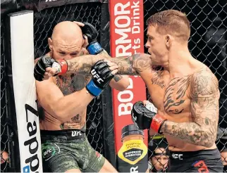  ?? CORTESÍA ?? Letal. Poirier aprovechó el único descuido de Mcgregor para meter un golpe a la mandíbula y presionar hasta lanzarlo al piso.