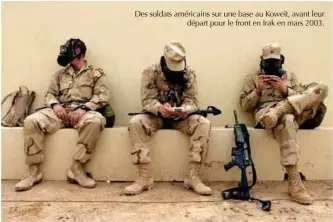  ??  ?? Des soldats américains sur une base au Koweït, avant leur départ pour le front en Irak en mars 2003.