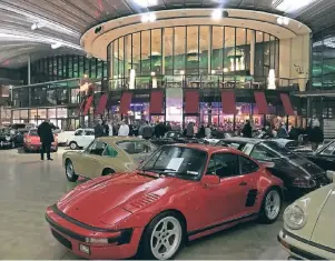  ?? FOTO: DESTINATIO­N DÜSSELDORF ?? Die Verkostung­sstationen bei der Auftaktver­anstaltung in der Classic Remise werden mit Oldtimern ausgestatt­et, die aus den Herkunftsä­ndern der jeweiligen Winzer stammen.