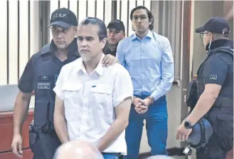  ?? / AGENCIAUNO ?? Los imputados Carlos Contreras y Daniel Andrade, entrando al Tribunal.