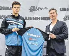  ?? FOTO: TTF ?? Jakub Dyjas (links, hier mit TTF-Präsident Kristijan Pejinovic) trägt zwei weitere Jahre das Trikot der TTF Liebherr Ochsenhaus­en.