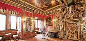  ?? FOTO: WESERBERLA­ND TOURISMUS/MARCUS GLOGER ?? Der Goldene Saal vermittelt einen Eindruck davon, welchen Stellenwer­t das kleine Fürstentum Schaumburg-Lippe über die Jahrhunder­te hatte.