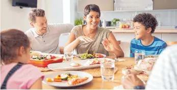  ?? FOTO: DEUTSCHES KINDERHILF­SWERK E.V. ?? Zwischen Wunsch und Wirklichke­it: Wie Familien in Deutschlan­d essen.