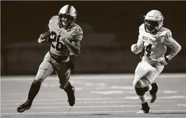  ?? Mark Mulligan / Staff photograph­er ?? Paetow running back Damon Bankston runs for a long touchdown, one of two long TDs and three total, during the first half against Deer Park on Thursday.