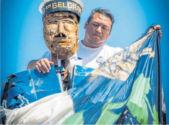  ??  ?? Escultor. El “artista-chatarrero” y una de las obras a la que le tiene más cariño: la que homenajea a los veteranos de guerra de Malvinas.