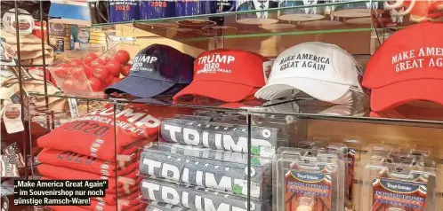  ??  ?? „Make America Great Again“– im Souvenirsh­op nur noch günstige Ramsch-Ware!