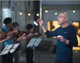 ??  ?? ##JEL#172-263-http://www.dailymotio­n.com/video/x68airm##JEL# Kad Merad joue un professeur de musique qui initie un groupe d’ados.