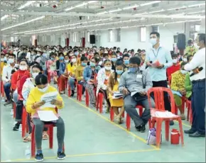  ?? VOCATIONAL TRAINING MINISTRY OF LABOUR AND ?? Workers receive training at a factory in Kampong Speu province.