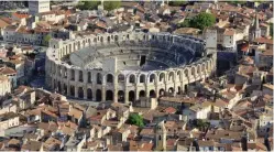  ??  ?? Arles, la plus romaine des cités de Gaule, arbore encore de magnifique­s arènes préservées.