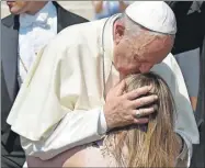  ??  ?? El papa Francisco besa a una niña al final de su audiencia semanal