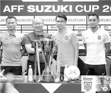  ??  ?? Harimau Malaya head coach Tan Cheng Ho (second right) greeting Vietnam coach Park Hang Seo (second left) at the pre-match press conference yesterday. Also present are national squad captain Mohamad Zaquan Adha Abd Radzak (right) and Vietnam squad captain Nguyen Prong Hoang (left). - Bernama photo