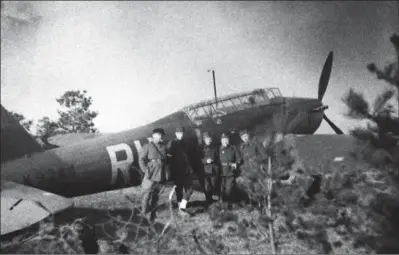  ?? DR/COLL. ROBERT GAUDINAT ?? Des soldats français, à en juger par leurs uniformes, entourent un Fairey “Battle” du Squadron 88 en 1939.