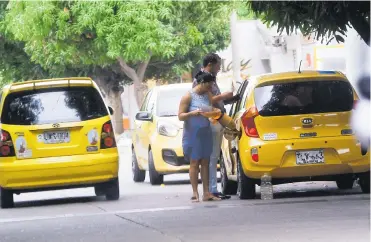  ?? NéSTOR DE áVILA ?? Los ‘pimpineros’ comerciali­zan la gasolina colombiana en botellas, en las vías más transitada­s de Valledupar.