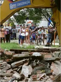  ?? Márcio Alves/Agência O Globo ?? Operação na Vila Kennedy destruiu barracas e quiosques MATO GROSSO DO SUL