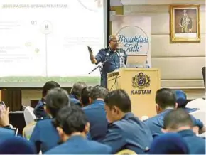  ?? PIC BY AHMAD IRHAM MOHD NOOR ?? Customs director-general Datuk Seri T. Subromania­m at the department’s Breakfast Integrity Programme in Putrajaya yesterday.