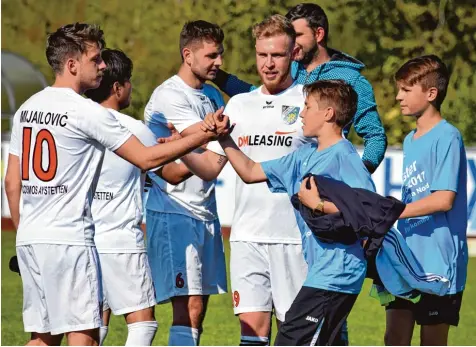  ?? Foto: Oliver Reiser ?? Im Frühsommer hat Markus Gärtner (rechts) noch mit dem SV Cosmos Aystetten den Aufstieg in die Landesliga gefeiert. Kurz vor Saisonbegi­nn wurde er vom SV Mering ab geworben. Am Sonntag kehrt er erstmals wieder nach Aystetten zurück.