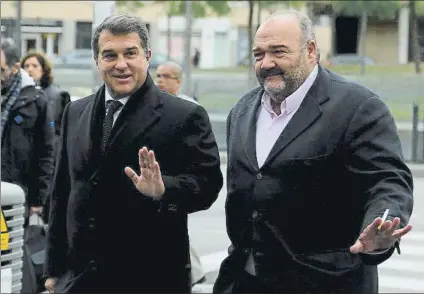  ?? FOTO: M. MONTILLA ?? Joan Laporta, junto a Joan Oliver Transfirie­ron 300.000 euros del Reus a una empresa de la que comparten la titularida­d