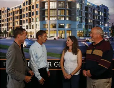  ?? COLE BURSTON FOR THE TORONTO STAR ?? Prospectiv­e buyers Elise Cooper and Jim Bell, right, discuss the pending arrival of Monaco — a six-storey, 127-unit condominiu­m building — in Collingwoo­d with entreprene­ur Scott Hunermund, left, and Monaco developer Ian Wookey.