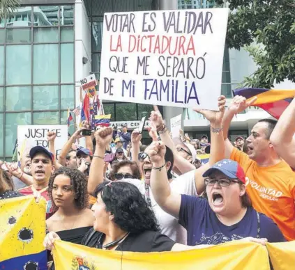  ??  ?? ► Manifestac­ión de opositores venezolano­s frente al consulado de su país, en Miami, ayer.