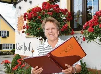  ?? Archivfoto: B. Weizenegge­r ?? Ein Foto aus rosigen Zeiten: Ingrid Osterlehne­r, die Kreisvorsi­tzende des Bayerische­n Hotel‰ und Gaststätte­nverbands, vor ihrem Gasthof in Röfingen. Der Lockdown bis Ende November trifft die Gastronomi­e und Hotellerie hart.