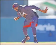  ?? [CURTIS COMPTON/ATLANTA JOURNAL-CONSTITUTI­ON VIA AP] ?? Atlanta Braves infielder Brandon Phillips fields a grounder at the teams spring training facility Friday in Lake Buena Vista, Fla.