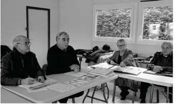  ??  ?? Au centre : le président de la section dieppoise du Souvenir français, Gérard Martine. Il a présenté les projets réalisés dont la création d’un carré militaire au cimetière d’Hautot.