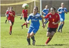  ?? PHOTO: NEV MADSEN ?? HAT-TRICK HERO: Louise Rolfe of Thunder and Jemima Head of Sunshine Coast chase a loose ball.