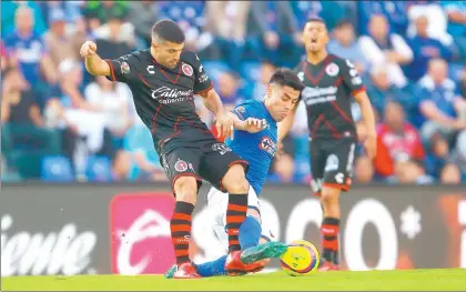  ??  ?? El tijuanense Víctor Malcorra y el cementero Felipe Mora ayer en la continuaci­ón de la jornada uno del torneo Clausura 2018 en el estadio Azul ■ Foto Jam Media