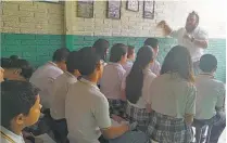  ??  ?? Comprensió­n lectora. Óscar Guardado imparte talleres de lectura para proporcion­ar herramient­as a los estudiante­s del Colegio Jericó.