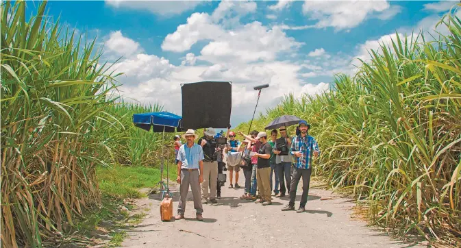  ??  ?? Imagen del rodaje de la película La tierra y la sombra, del colombiano César Acevedo, ganadora en 2009 en la categoría de Escritura de Guion del Fondo para el Desarrollo Cinematogr­áfico (FDC). Seis años después, recibió la Caméra d’or (mejor debut fílmico) en el Festival de Cine de Cannes.