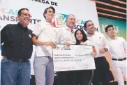  ??  ?? El gobernador Quirino Ordaz Coppel entregó las becas a los jóvenes, en el polideport­ivo Juan S. Millán.